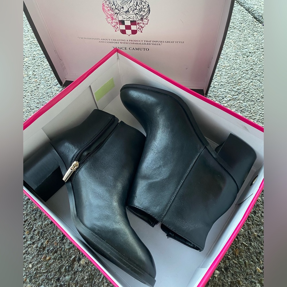Vince camuto black boots size 8.5 style v-gaviren NWT